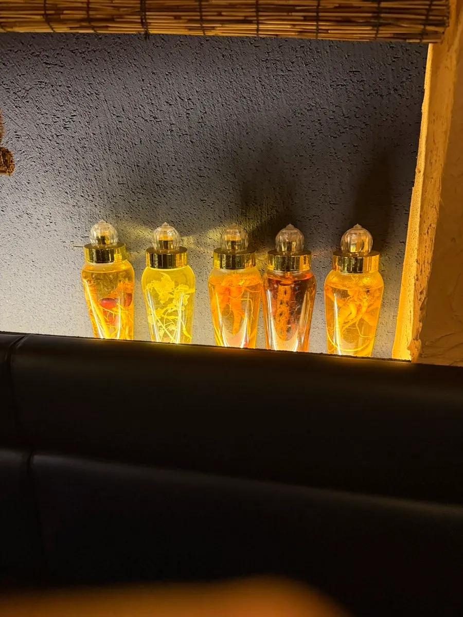 店内あちこちに並ぶ様々な酒瓶