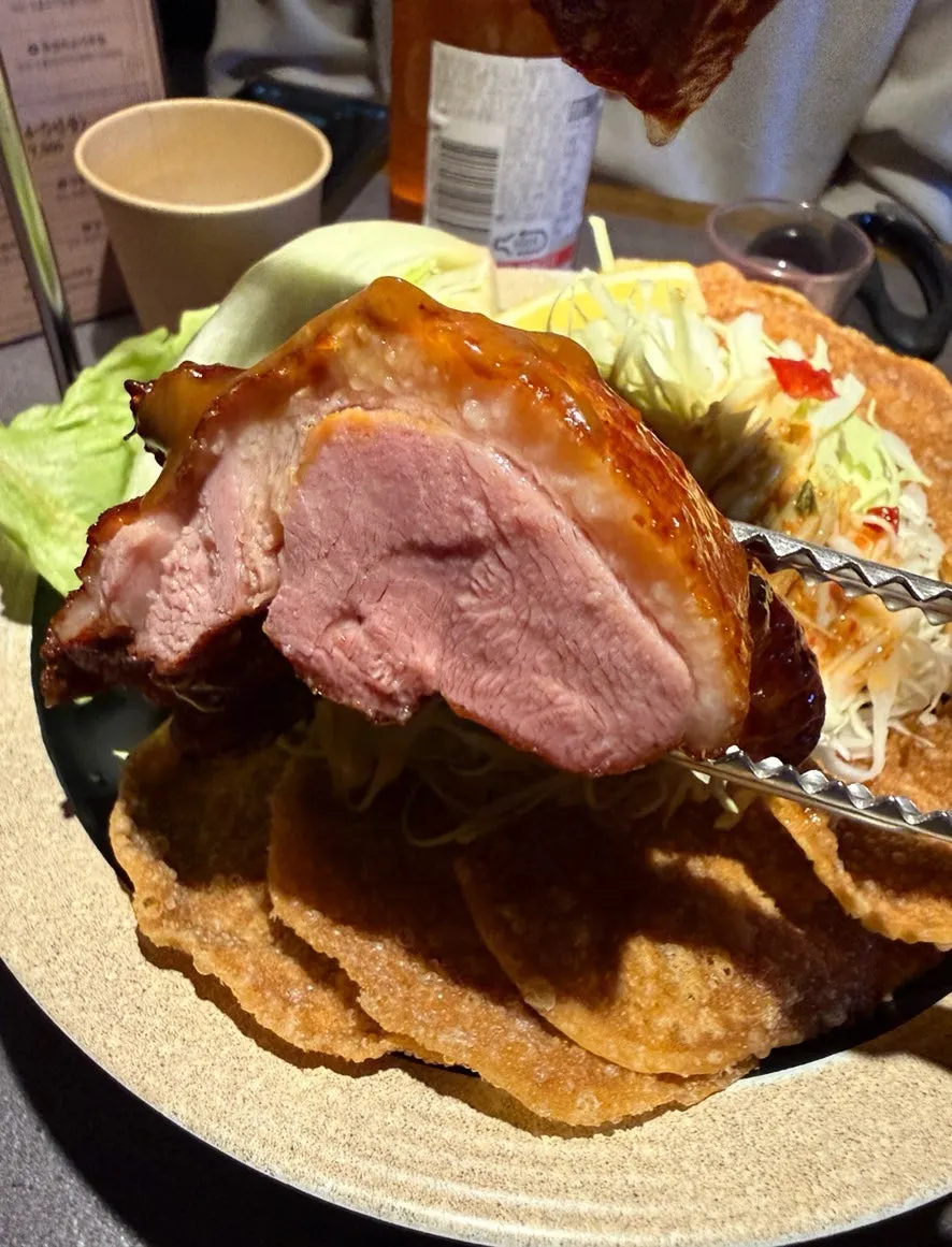 ハサミで切られたアヒル肉