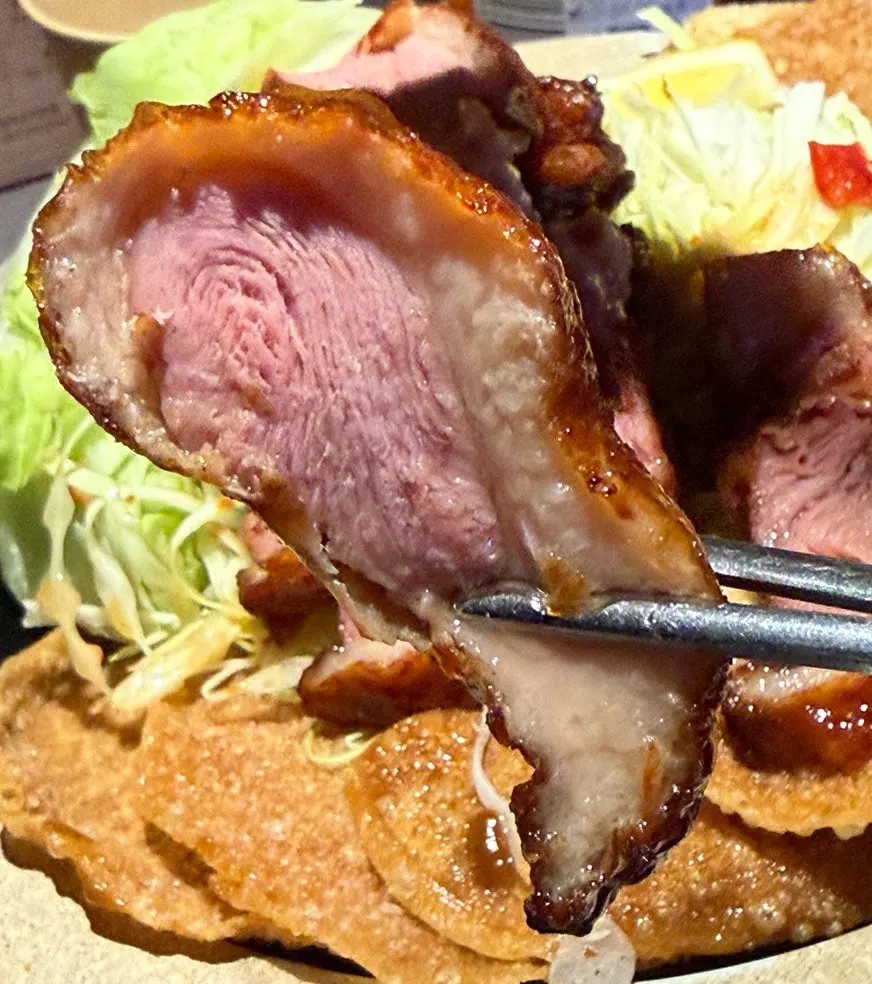 一口つまんだアヒル肉の身