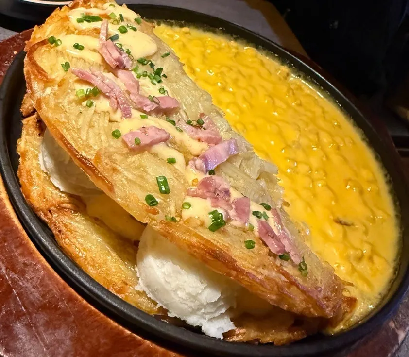 チェダーチーズソースをかけたポクポクチーズポテトチヂミ