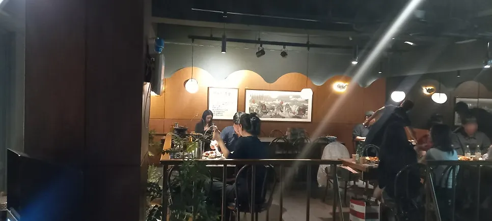 통으로 튀겨낸 진흙오리전병 비주얼
