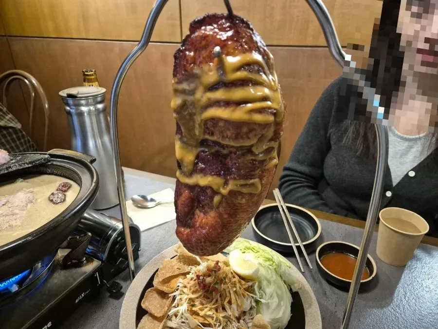 냉채와 전골이 함께 놓인 식사 마무리