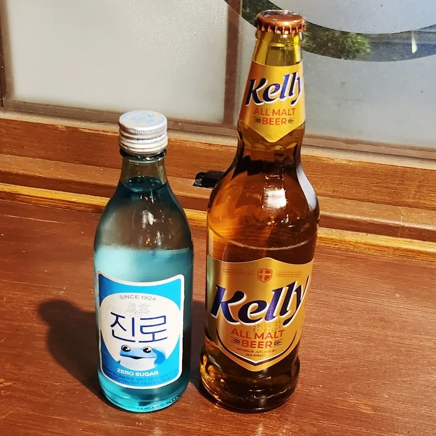 기본찬과 함께 준비한 소주와 맥주