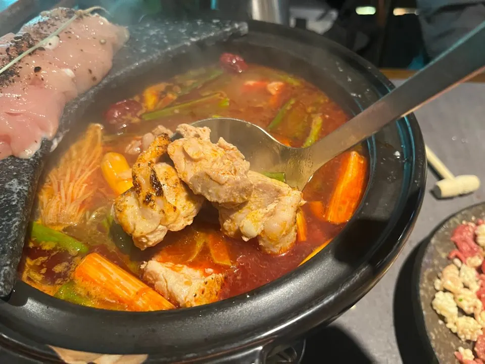 Cutting and cooking chicken drumstick meat in the hot pot