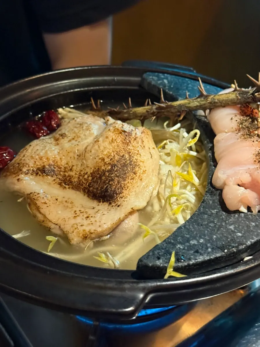 전통 잔에 담겨 나온 무주 구천동 산머루주