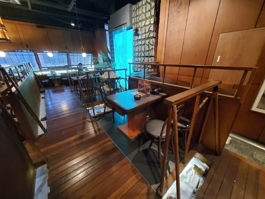 Ari Gyegok Jonggak dining hall buzzing with guests
