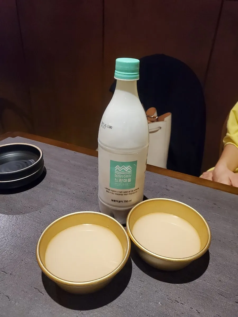 Neulrinmaeul makgeolli set on the table