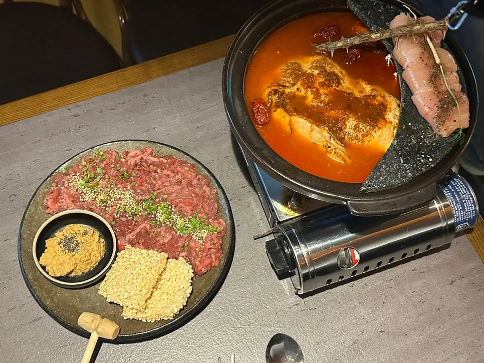 얼큰해장닭전골과 누룽지아귀간육회가 차려진 상차림
