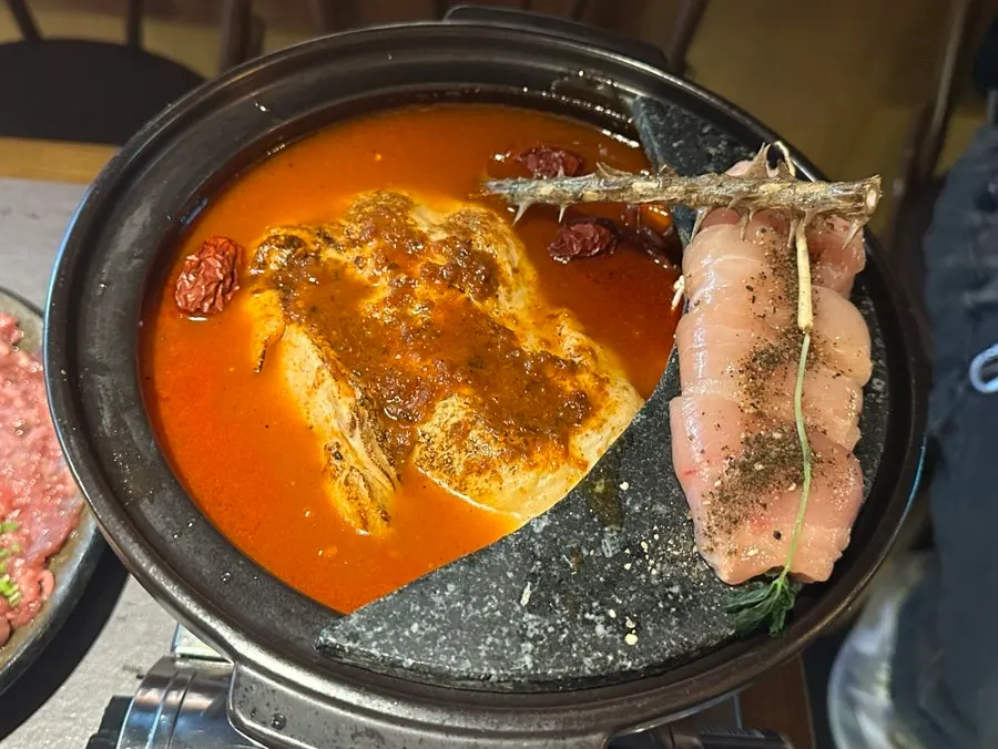 통째로 닭고기가 든 얼큰해장닭전골