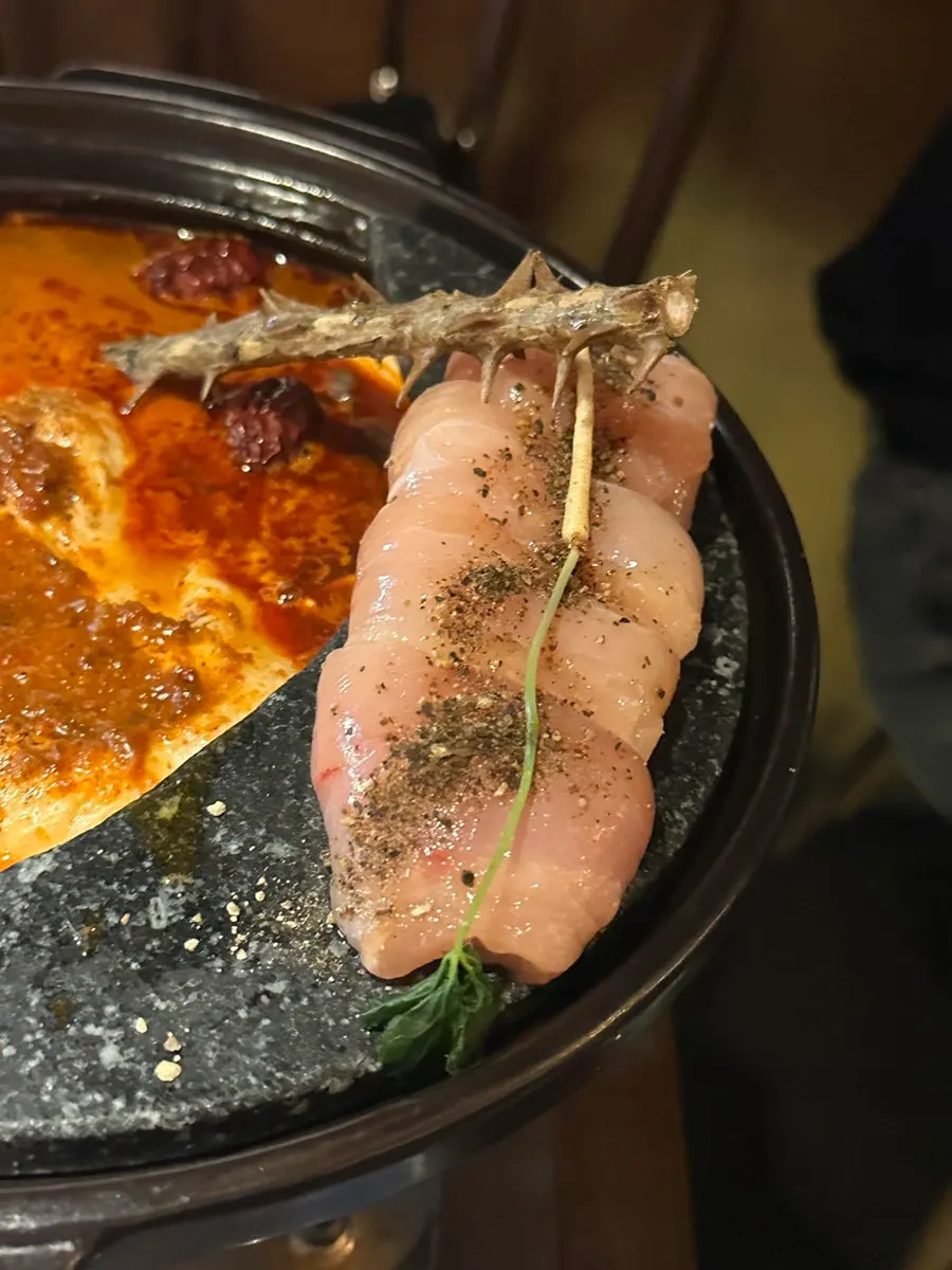끓고 있는 얼큰해장닭전골 국물