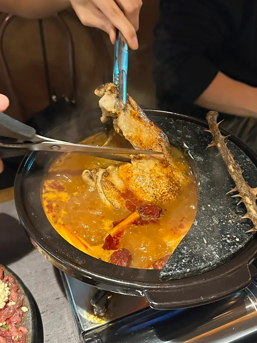 전골에 넣어 익힌 닭 안심