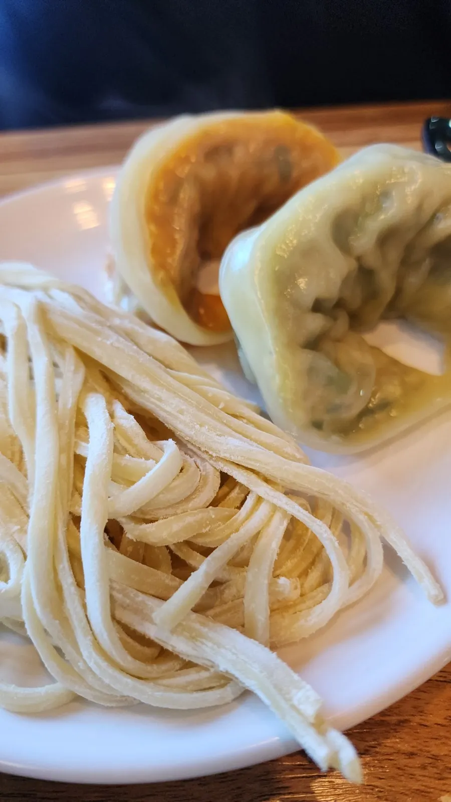 접시에 담겨 나온 신선한 쇠고기 샤브용 고기