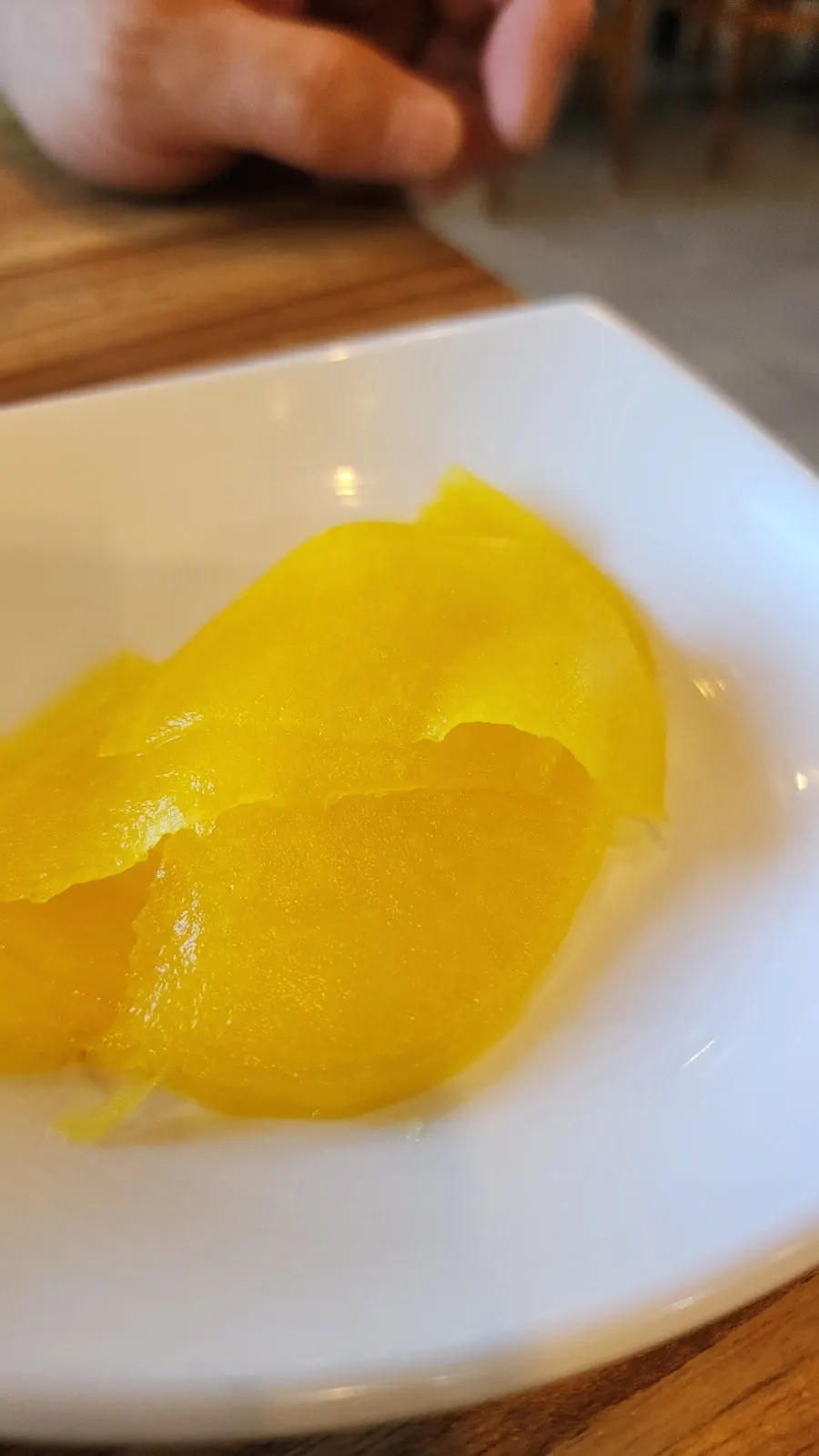 기본 반찬으로 나온 김치와 단무지