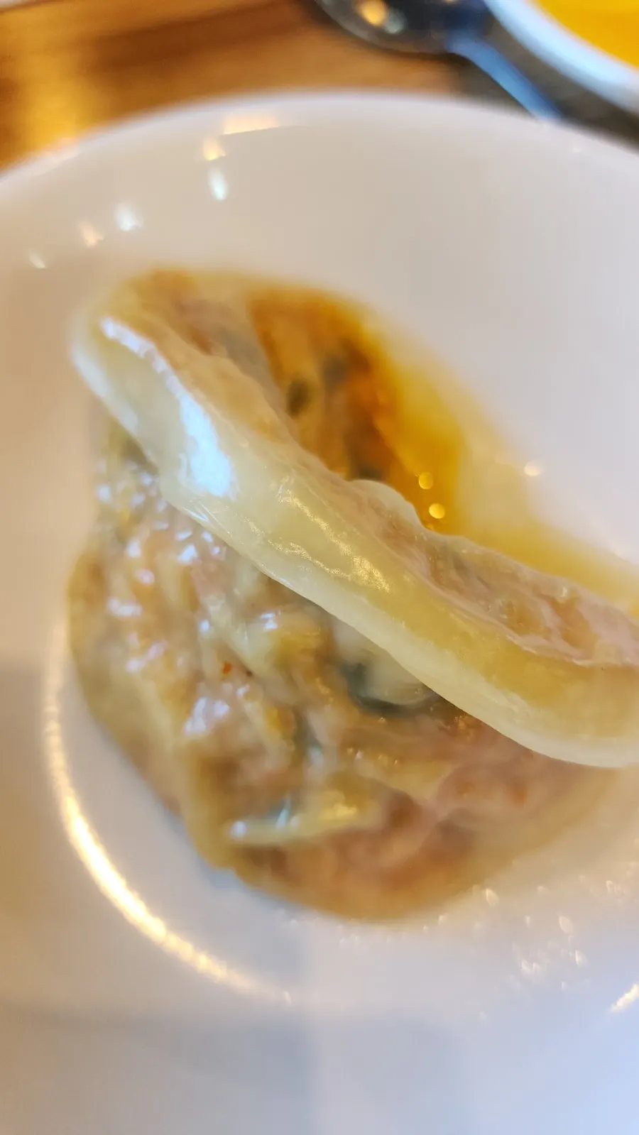 반으로 갈라 속이 꽉 찬 고기만두