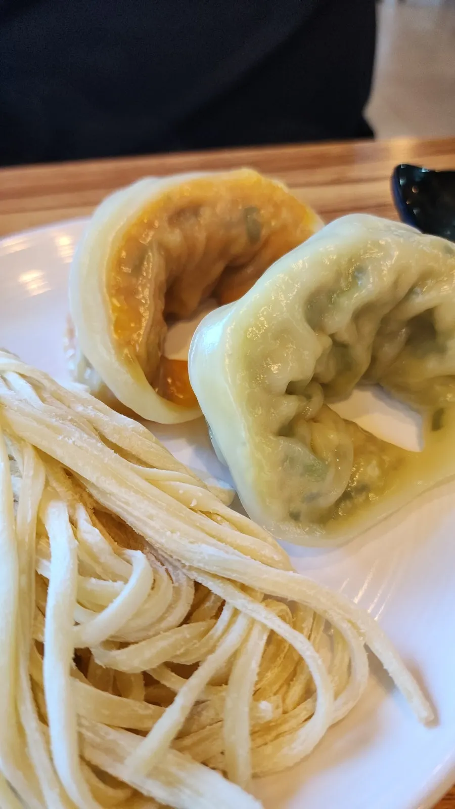 간장에 찍어 먹는 김치만두 한 입