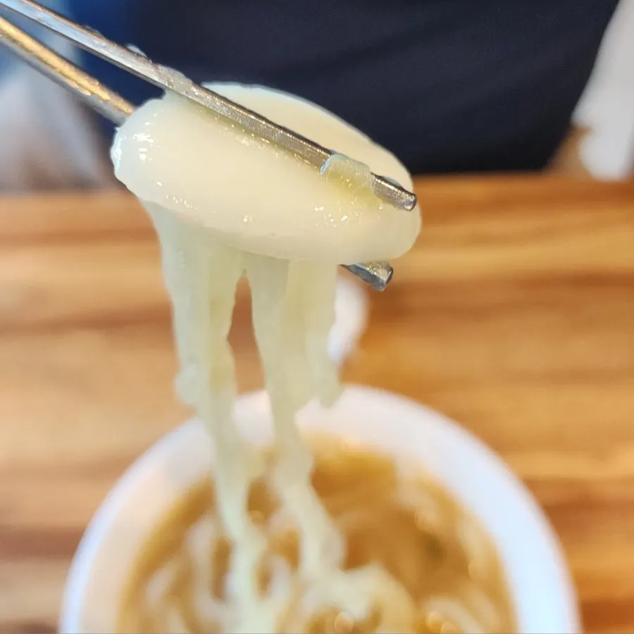 남은 국물에 넣어 끓인 칼국수 사리