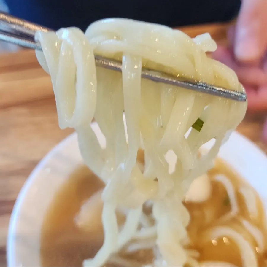 칼국수에 김치를 올린 한 그릇