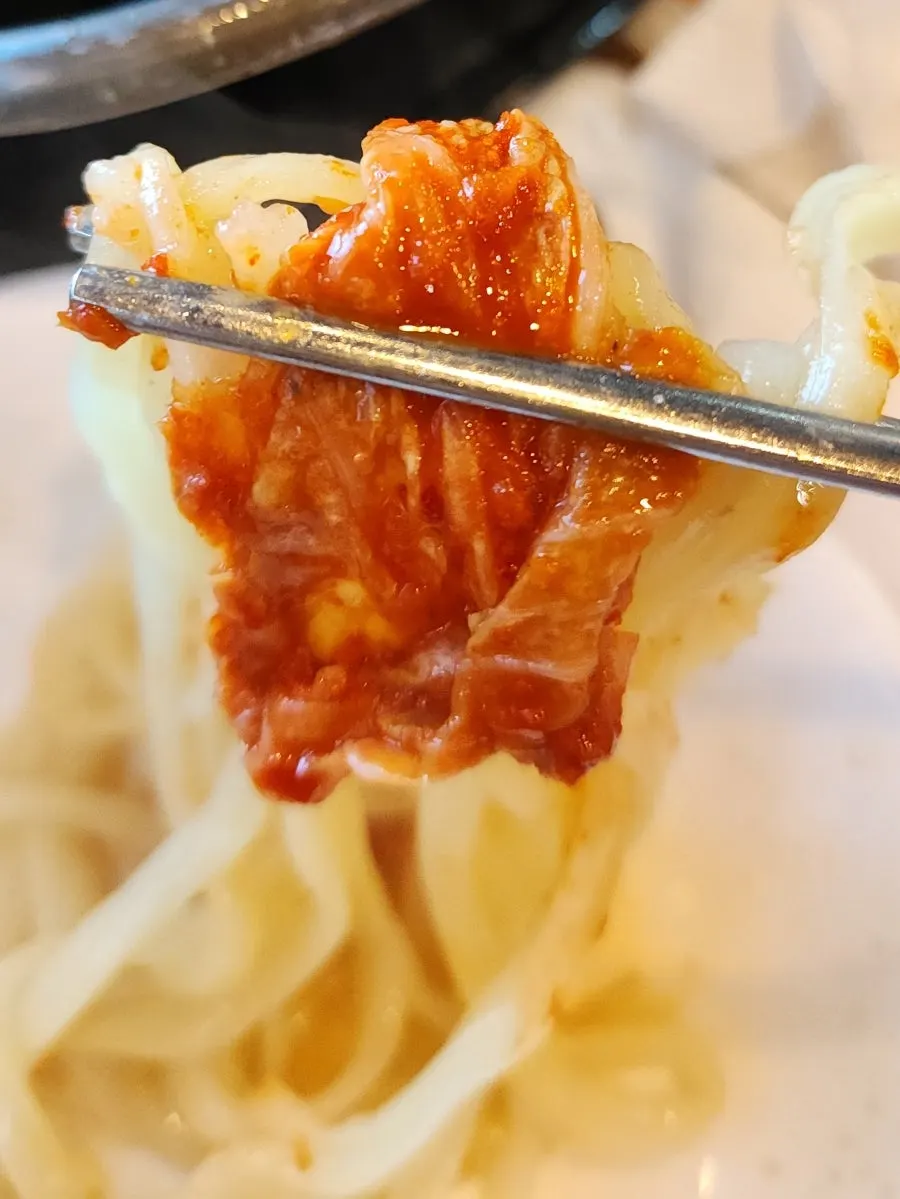 칼국수까지 마무리한 전골 냄비
