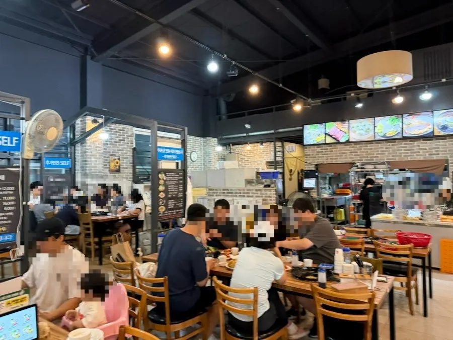 손님으로 붐비는 만두전골 매장 내부