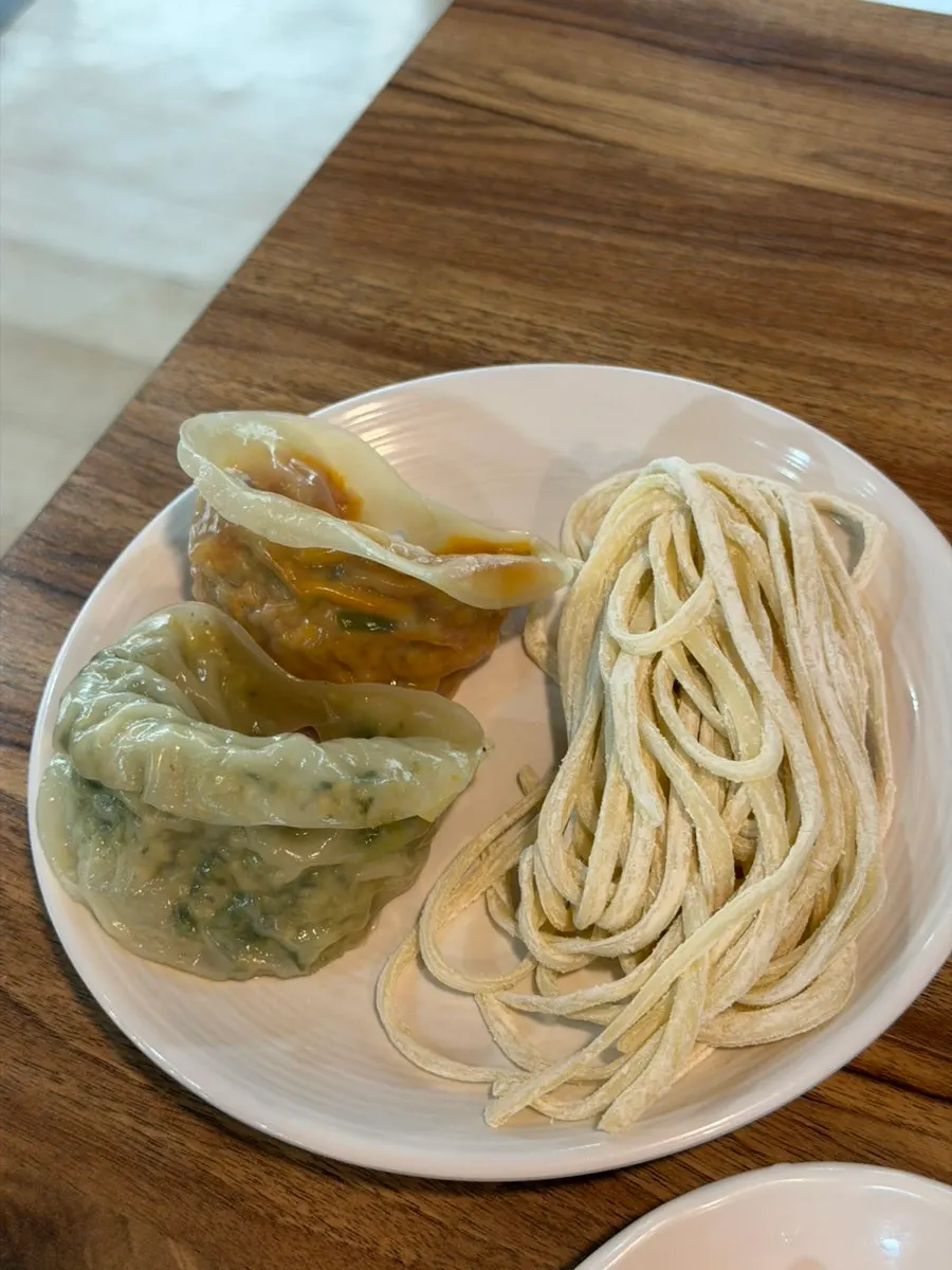 칼국수 사리가 함께 나온 만두전골 상차림