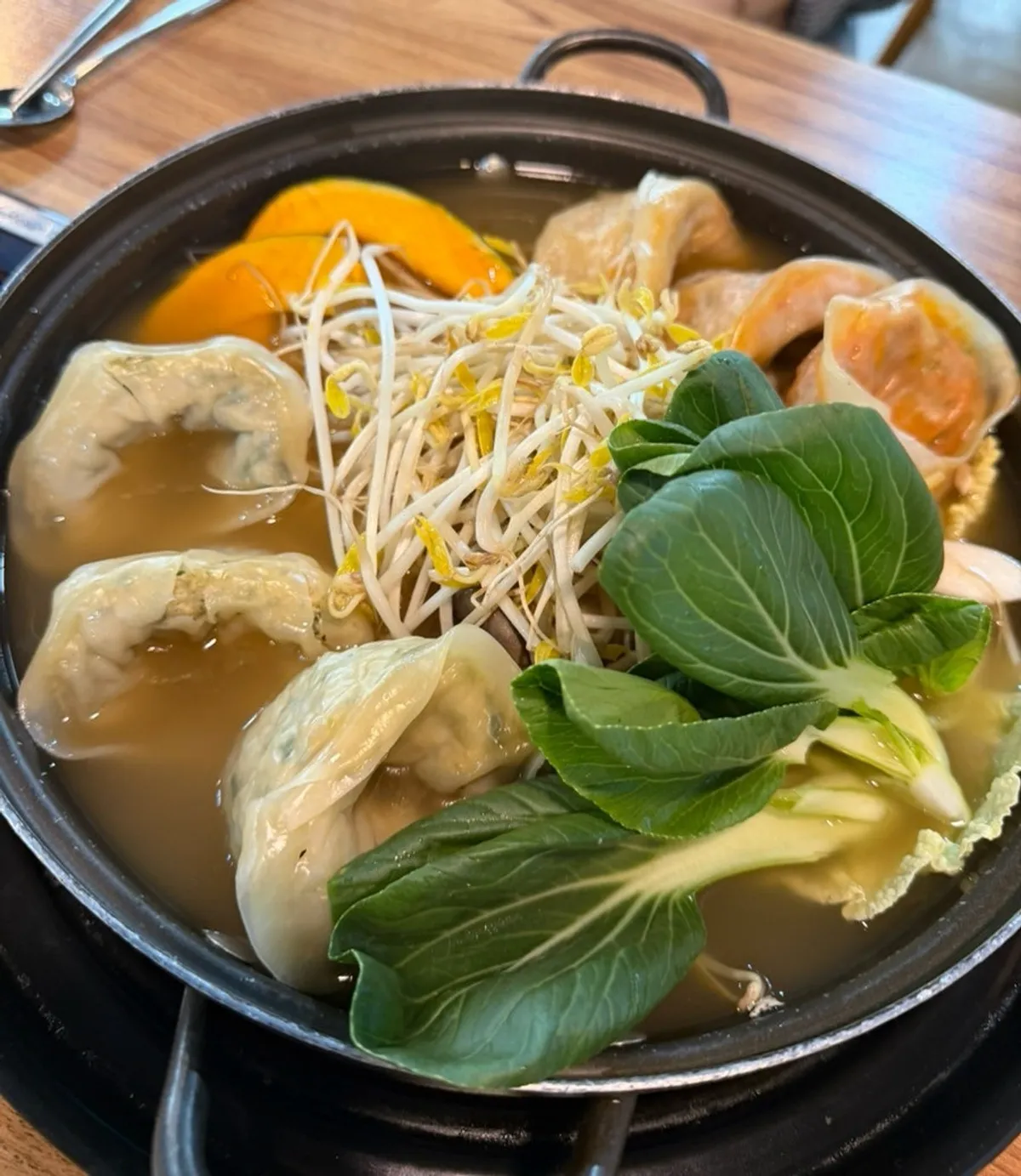 큼직한 손만두가 담긴 만두전골 냄비