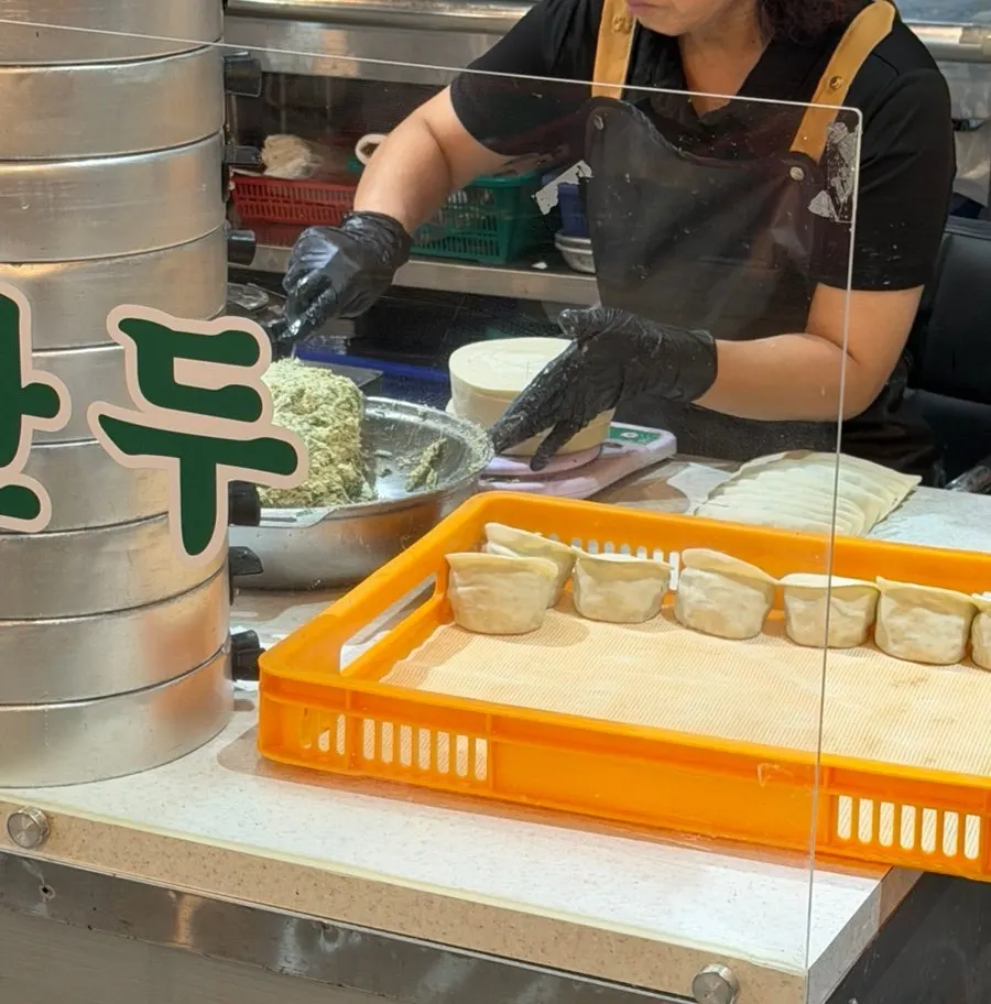 반으로 갈라 속이 보이는 왕만두