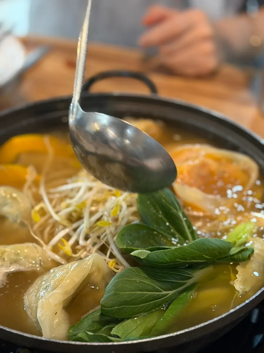 국물과 함께 덜어낸 만두 접시