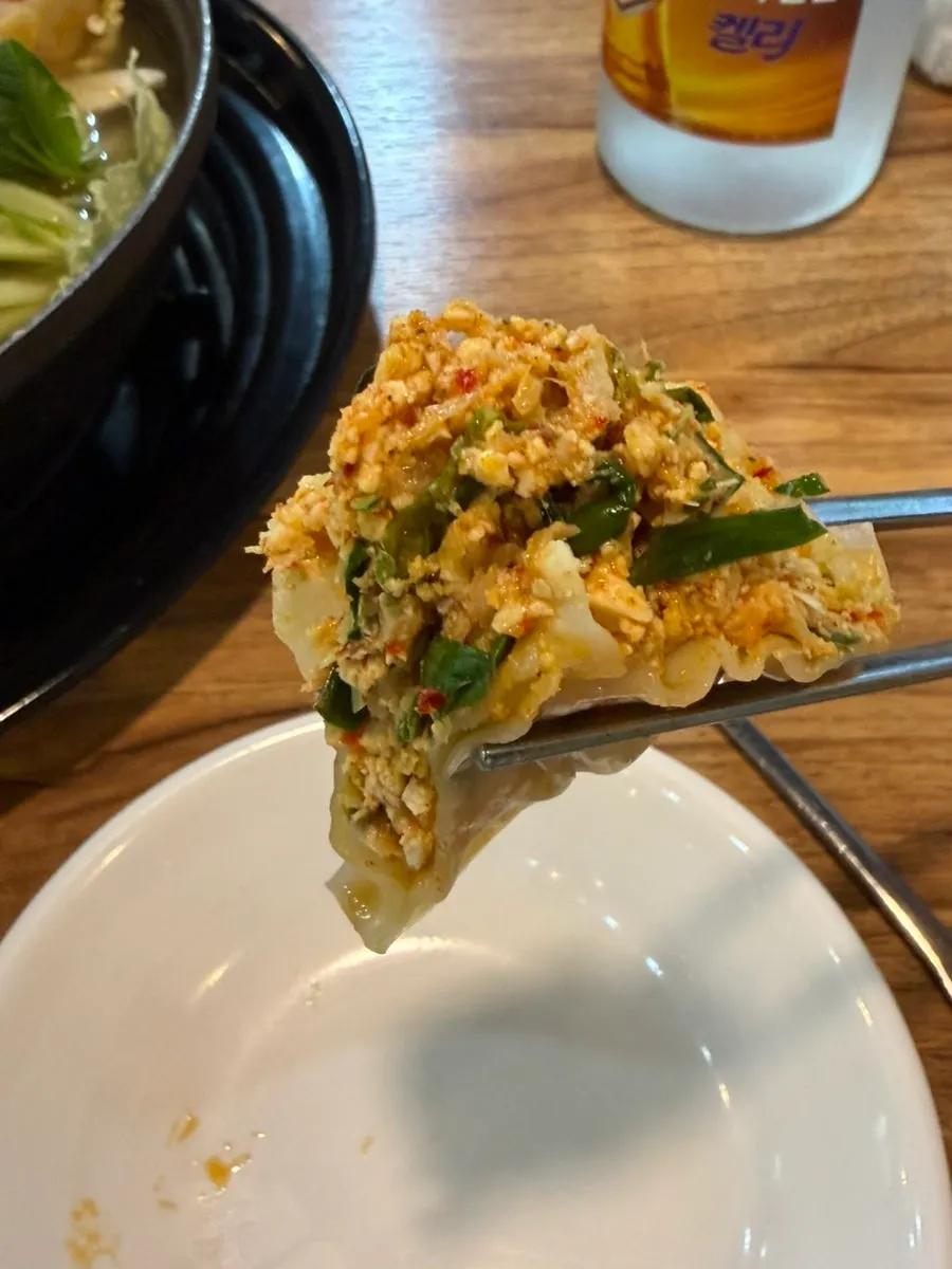 칼칼한 김치만두가 들어간 전골 국물