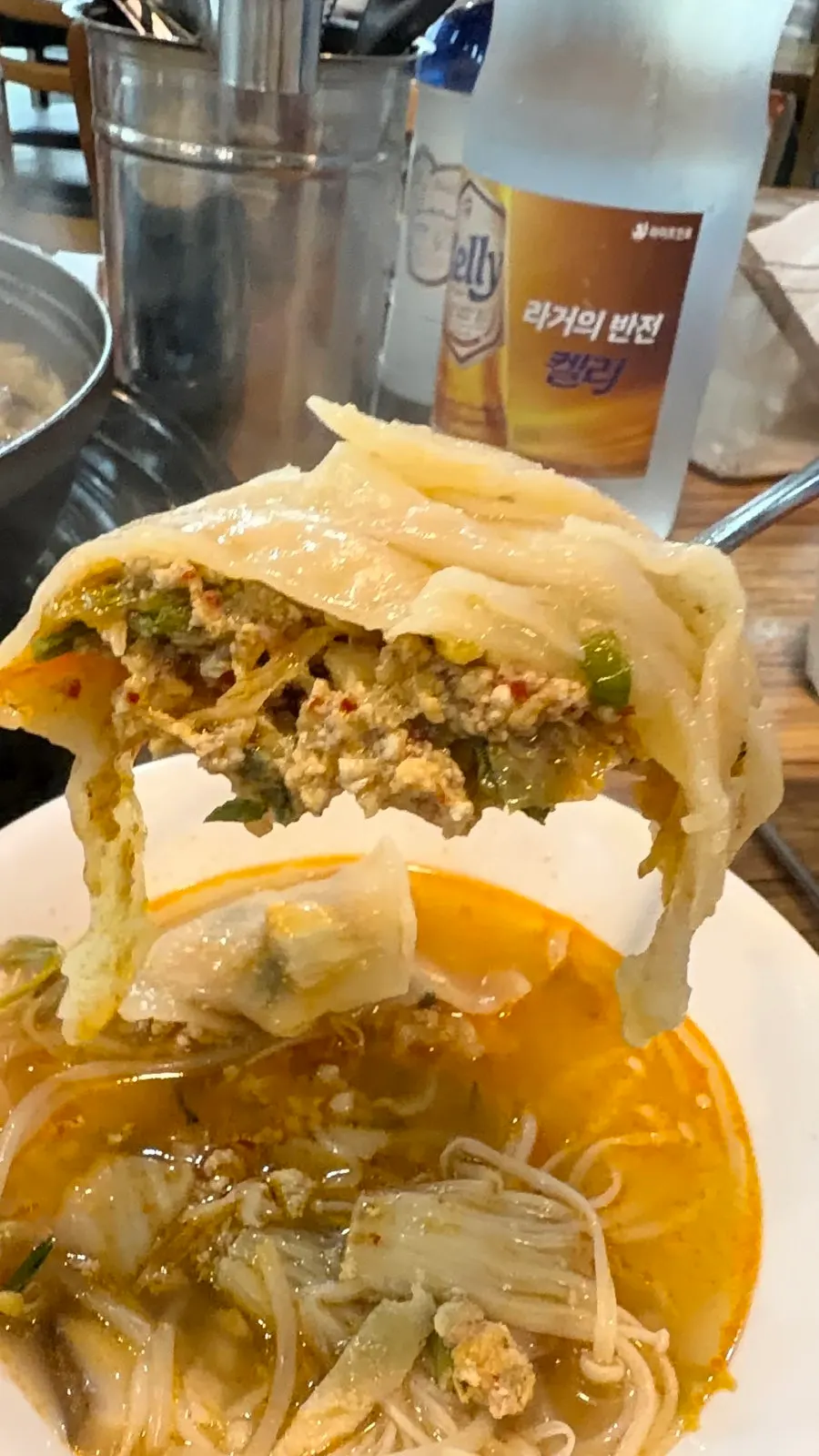 만두전골과 반찬이 놓인 식사 테이블