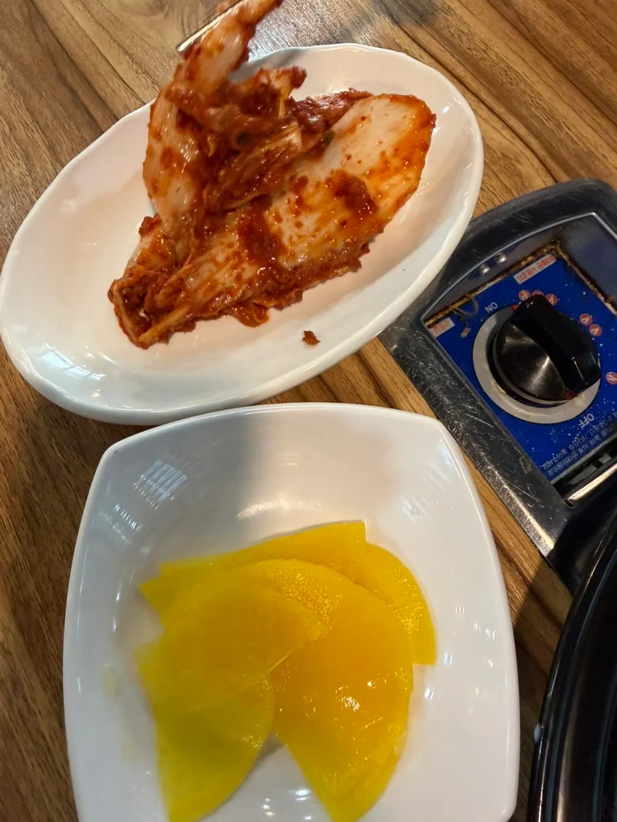 원하는 만큼 담아 먹는 셀프 반찬 코너