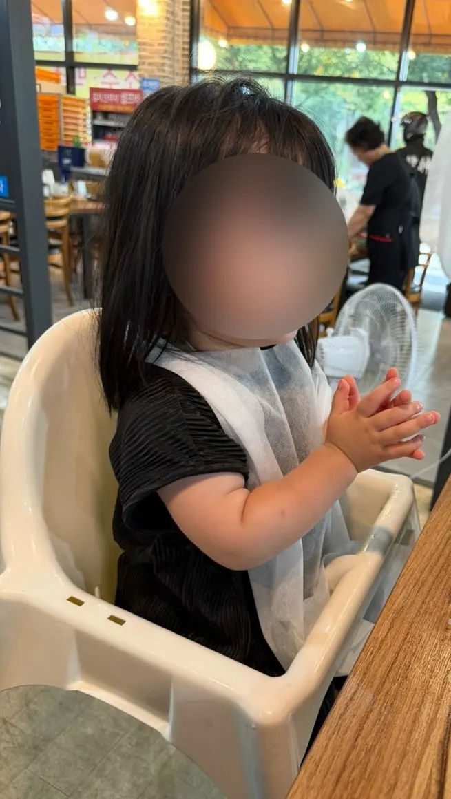 매장에 준비된 아기의자