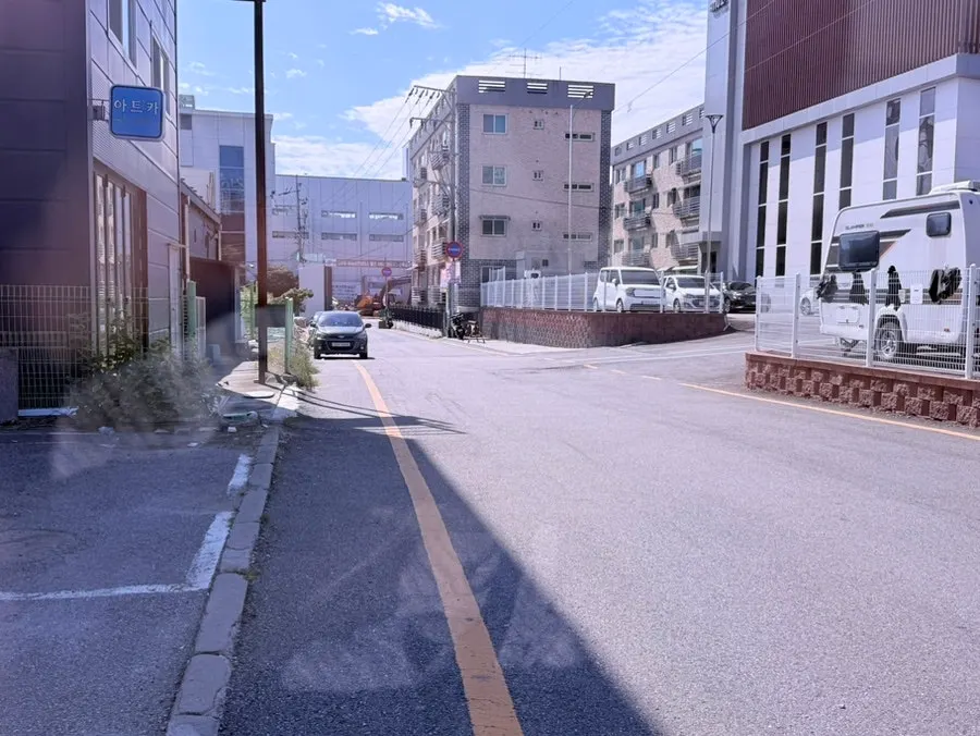 Espacio de estacionamiento y fachada del local
