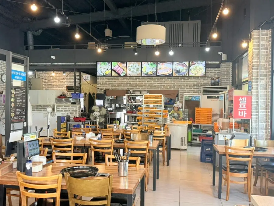 Interior del salón amplio y limpio con mesas