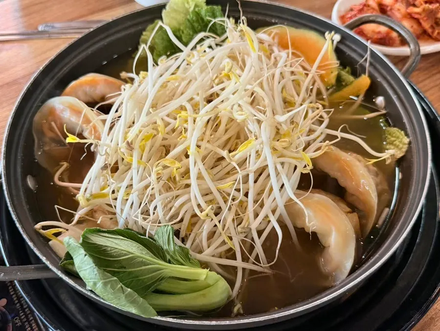 Olla del guiso servida con caldo claro