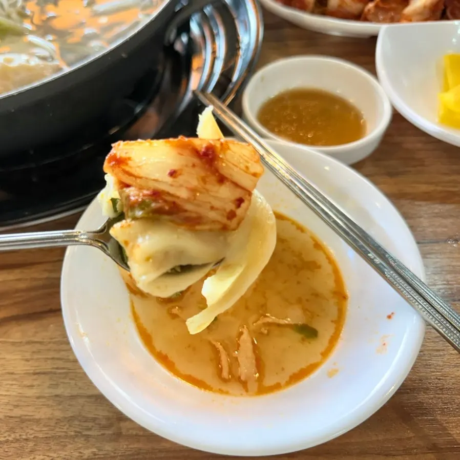 Corte de un mandu de kimchi bien relleno