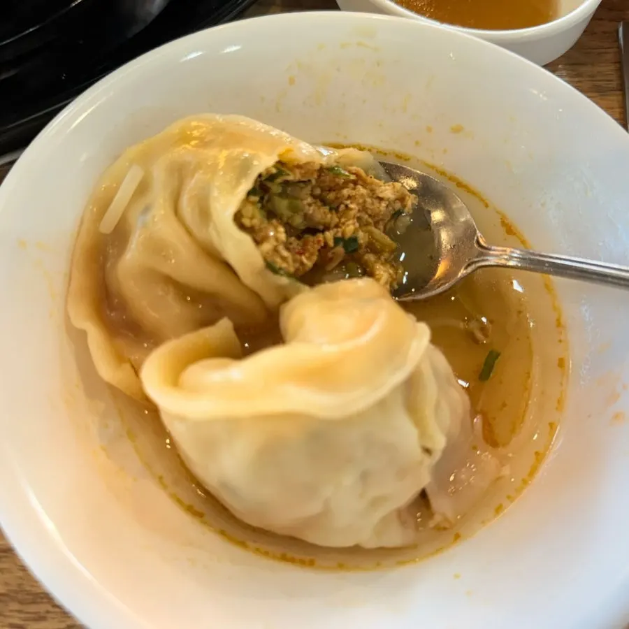 Mandu de kimchi cocido en el caldo
