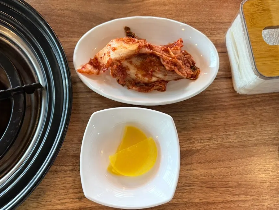 Acompañamientos básicos de kimchi y danmuji