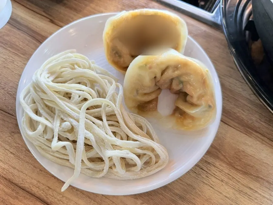 Kalguksu final hervido en el caldo del guiso