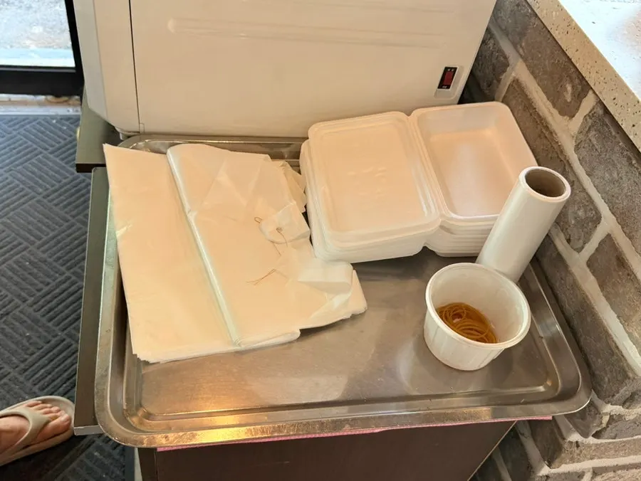 Espacio de empaque autoservicio junto a la caja
