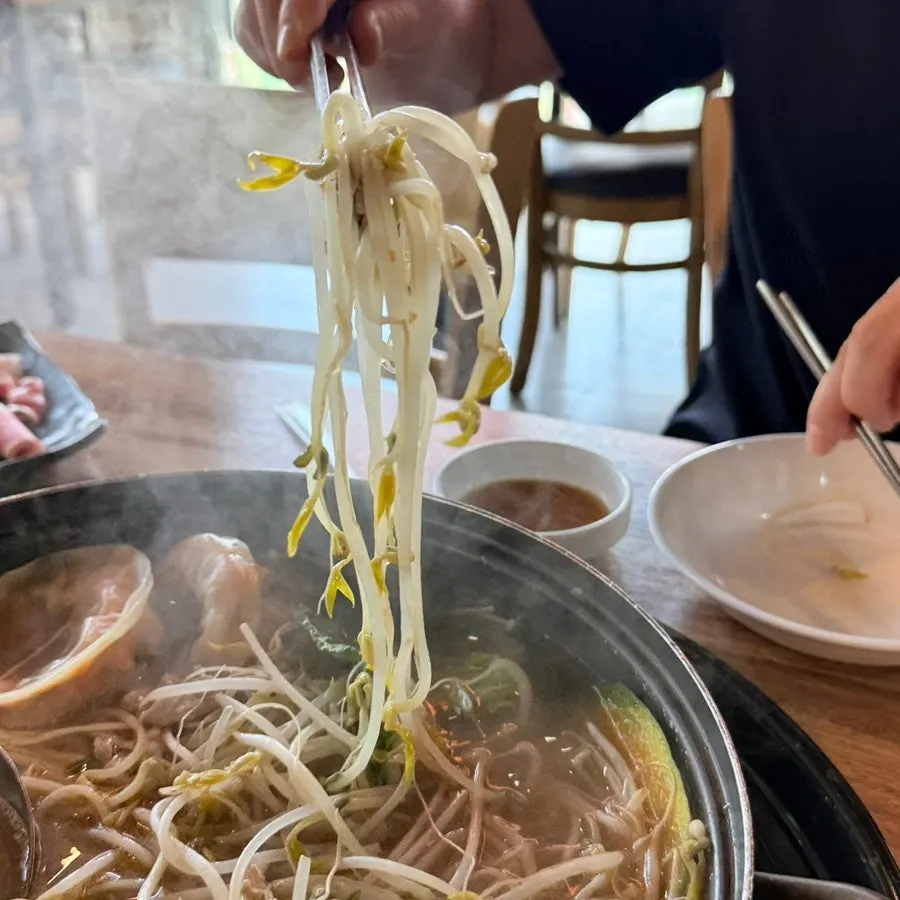 Mesa del guiso de mandu ideal para comer en familia