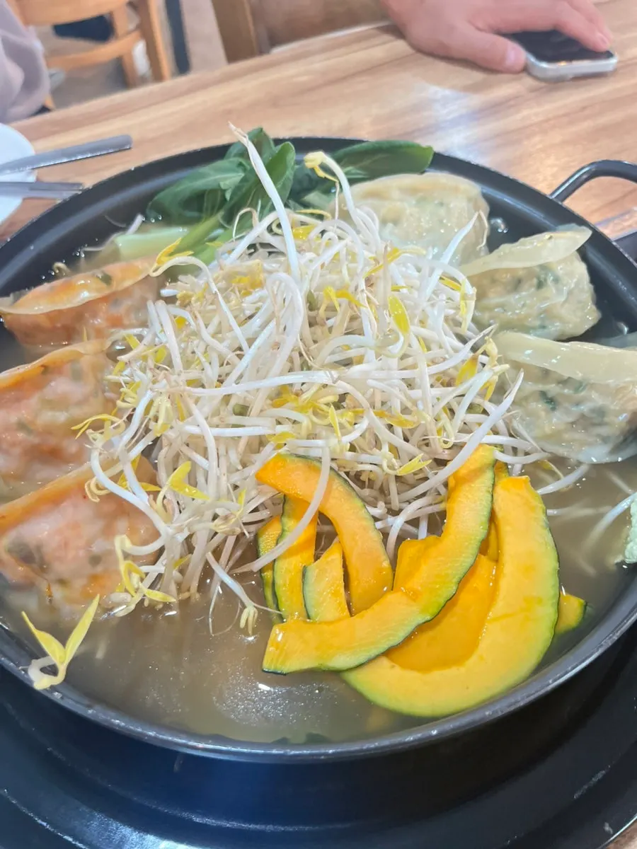 Mandu jeongol yang sedang menggelegak