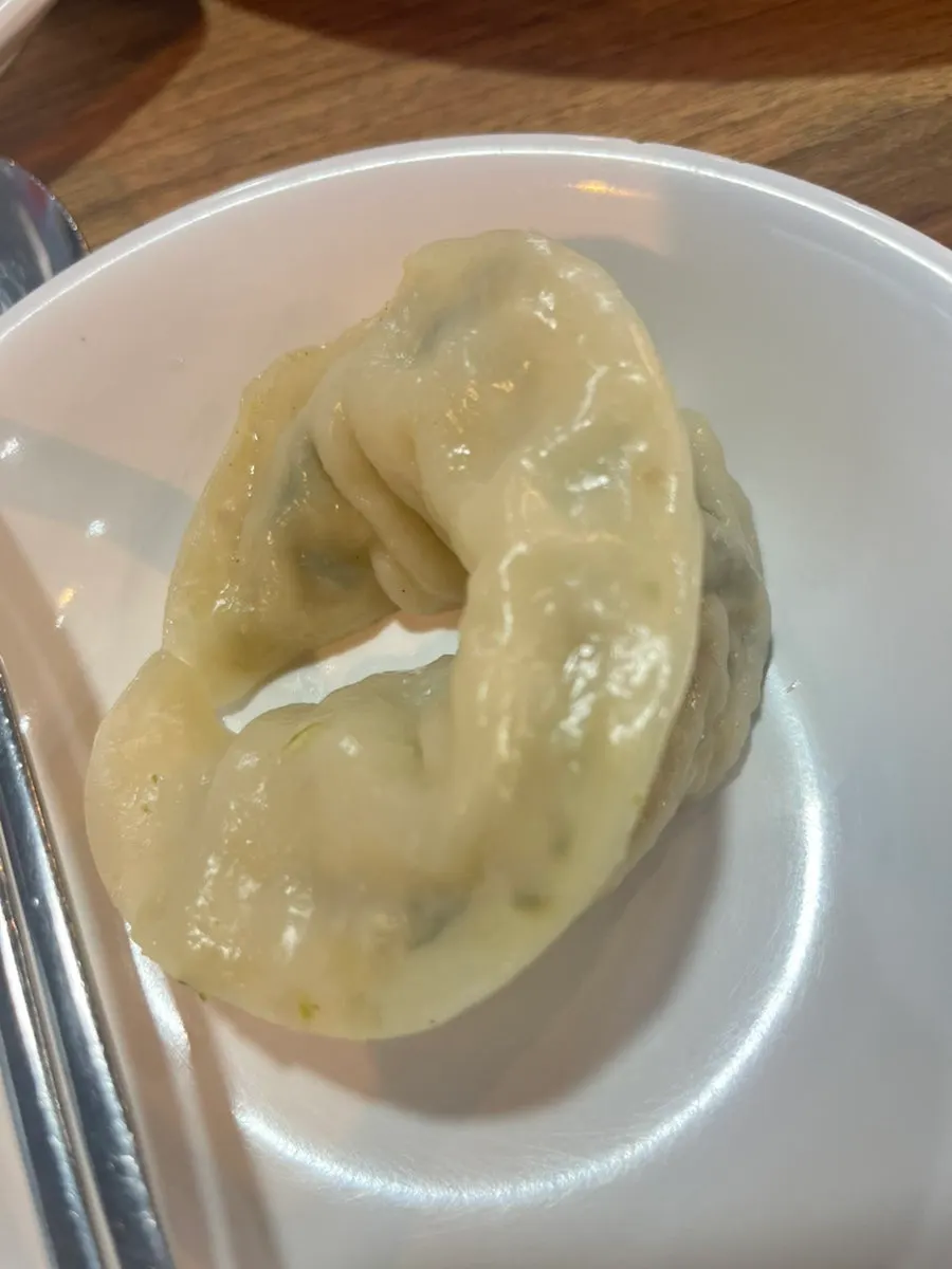 Isi mandu tangan yang dibelah dua