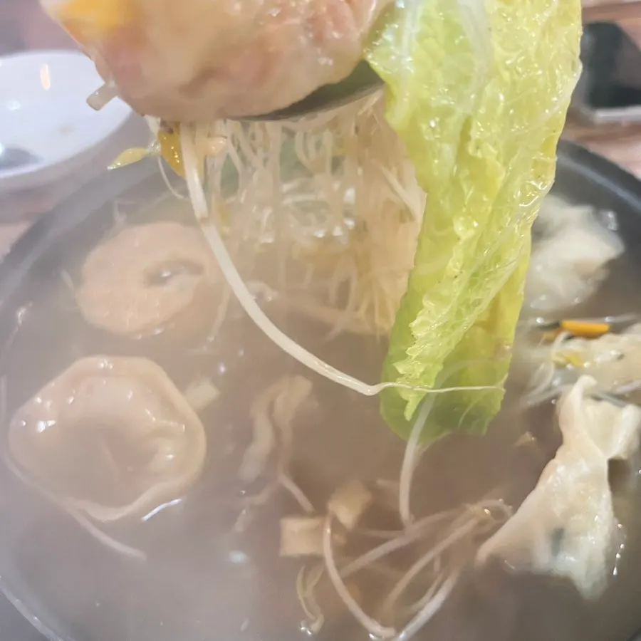 Mangkuk berisi sup yang disudu