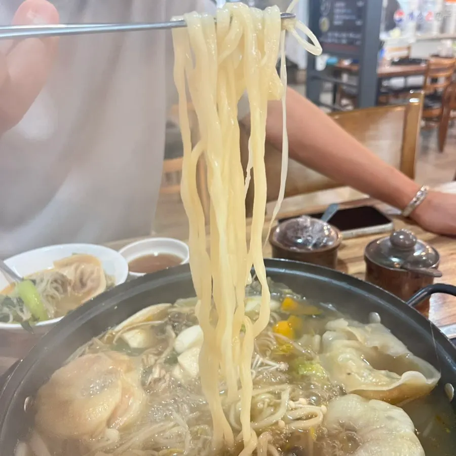 Set makan tengah hari dengan jeongol dan nasi