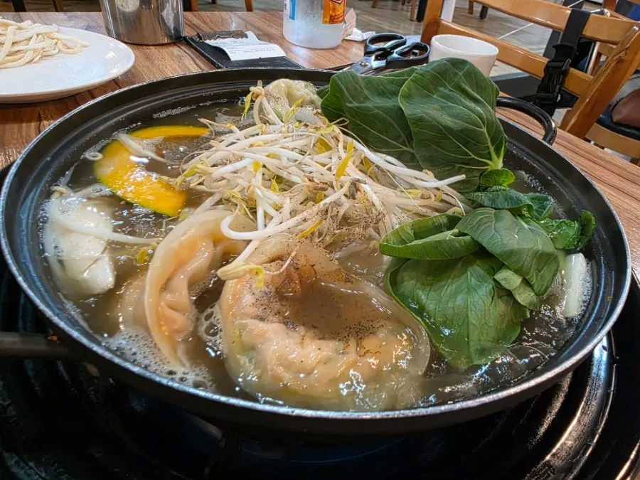 끓기 시작한 만두전골 냄비