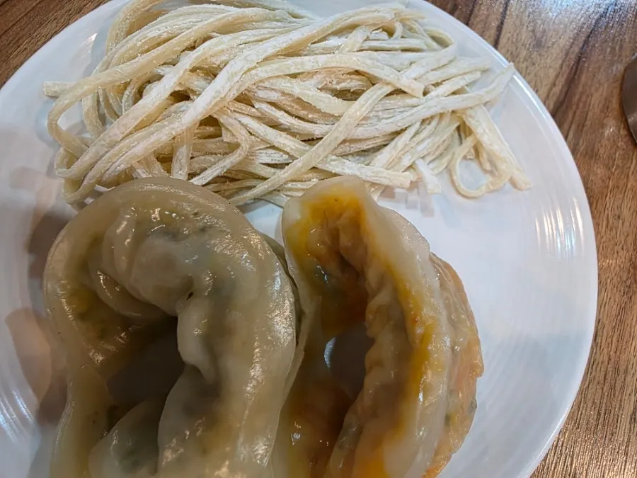 전골에서 건져 올린 큼직한 고기만두