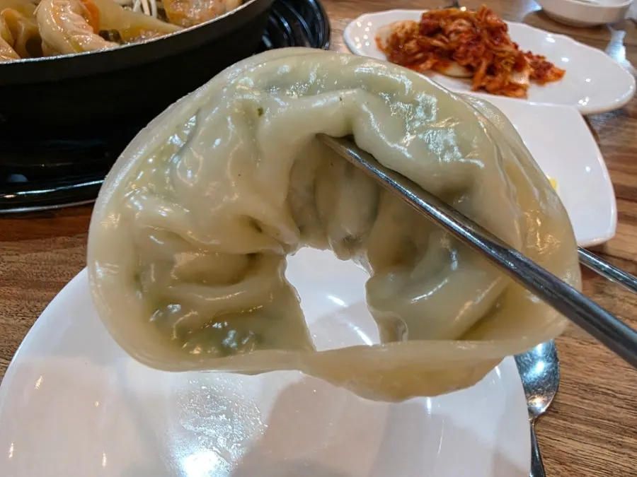 반으로 가른 손만두 속재료