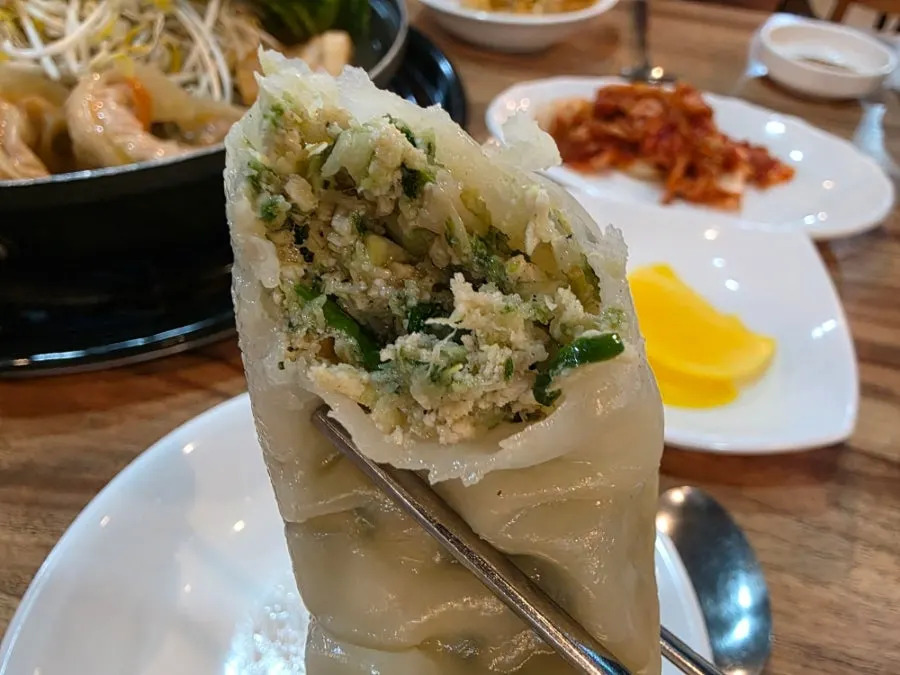 함께 제공된 찐만두와 칼국수 면