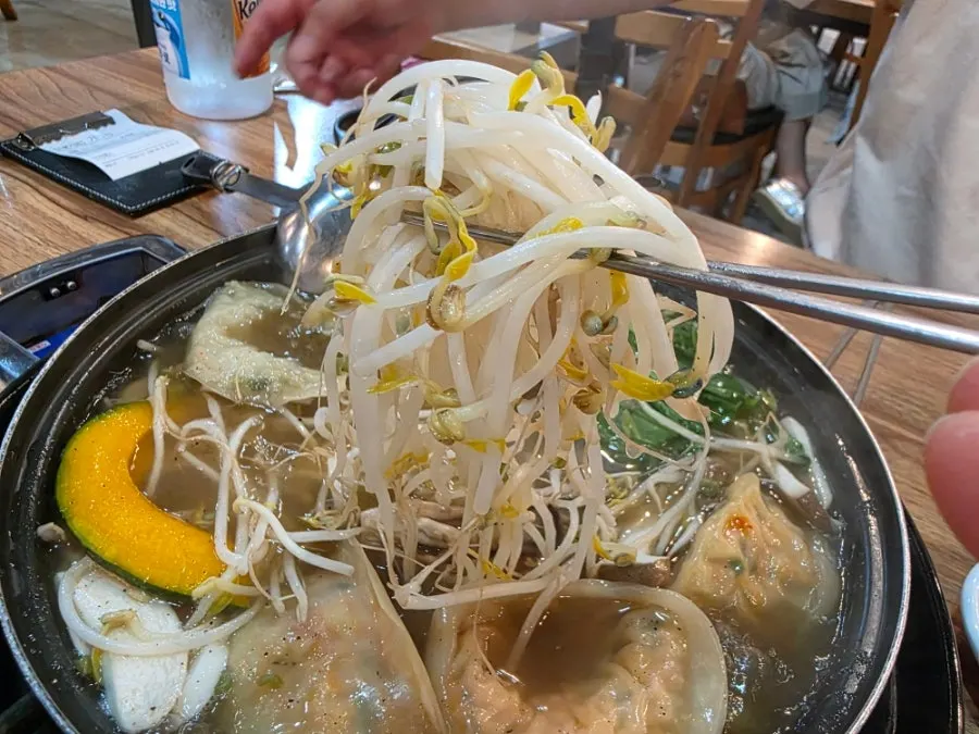 숙주 배추 버섯 단호박 떡국떡이 담긴 전골