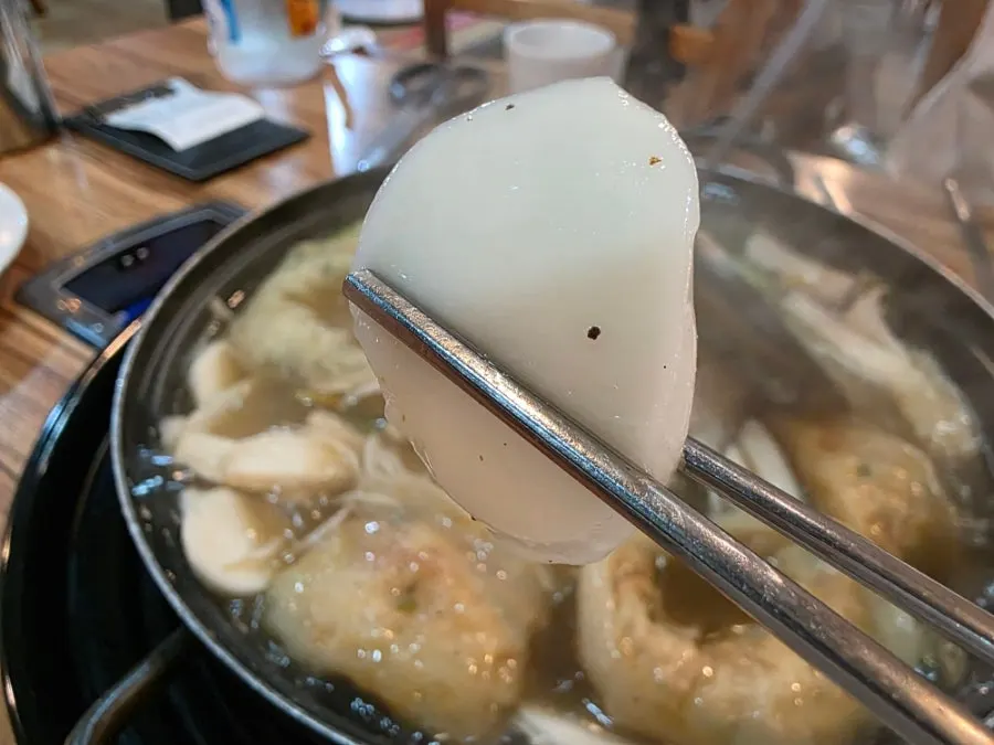 담백한 만두와 칼칼한 만두가 함께 담긴 전골